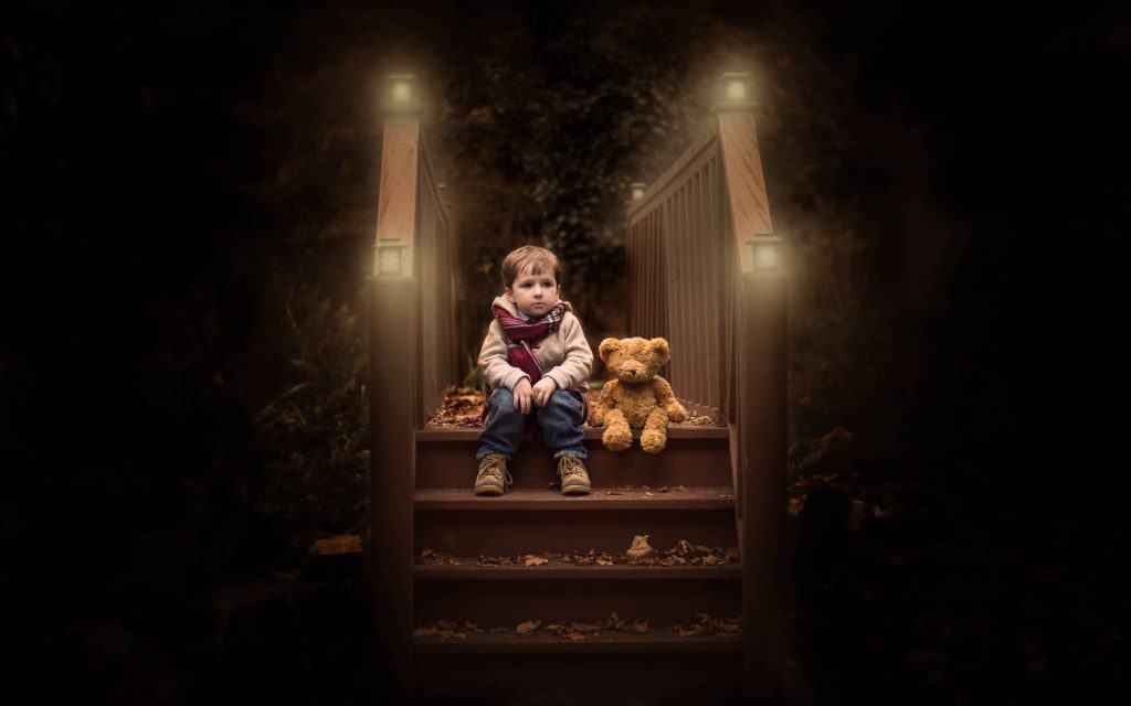 Những đứa trẻ cô đơn khi bố mẹ chỉ bỏ nó lại với smartphone và chìm vào smartphone của họ Những đứa trẻ cô đơn khi bố mẹ chỉ bỏ nó lại với smartphone và chìm vào smartphone của họ